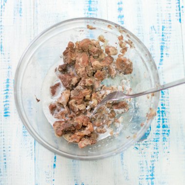 Soğuk et güveci bir tabak donmuş yağda.