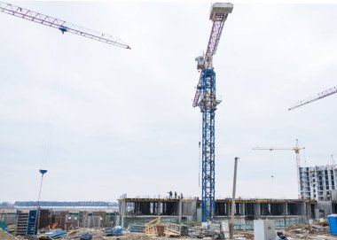 İnşaat alanında inşaat vinci. Bina yapım aşamasında.