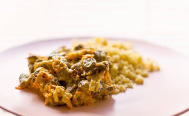 Haşlanmış tavuk kalbi ve lapa - bulgur.