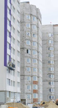 Yeni inşa edilen evin dış cephesi üzerine dış çalışma.