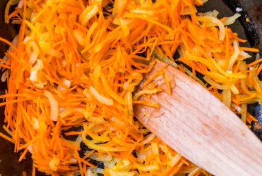 Tavada kızarmış havuç ve soğan..