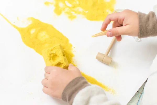 Jogos Educativos Para Crianças Menino Brinca Escavações Arqueológicas — Fotografia de Stock