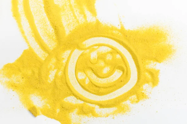 Sorriso Desenhado Areia Amarela Sobre Fundo Branco — Fotografia de Stock