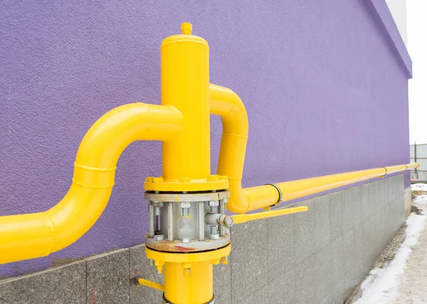 煤气管道黄色 带门闩的住宅上的煤气管道 — 图库照片