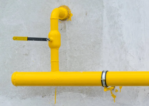 煤气管道黄色 带门闩的住宅上的煤气管道 — 图库照片