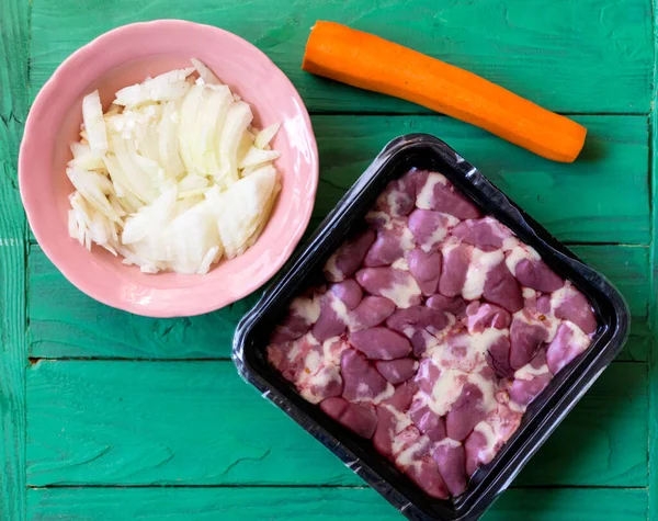 Elektrik süpürgesinde taze çiğ tavuk kalbi..