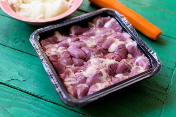 Elektrik süpürgesinde taze çiğ tavuk kalbi..