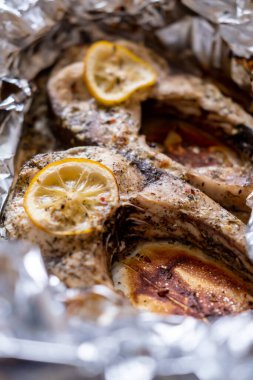 Fırında balık, gümüş sazan bifteği. Fırında limon ve baharatla folyoda pişirilmiş balık parçaları..