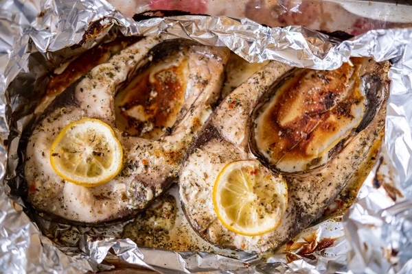 焼き魚銀鯉ステーキ レモンとスパイスでホイルでオーブンで調理された魚の作品 — ストック写真