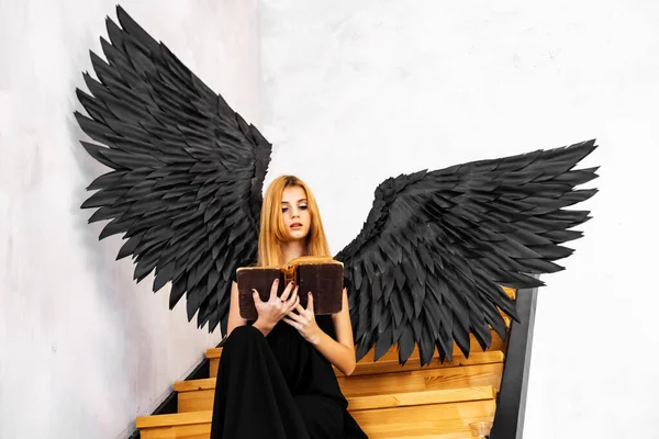 Чорний Ангел Книгою Руках Сходах Молода Дівчина Чорними Крилами Ангела — стокове фото