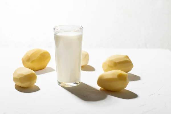 Alternativa Latte Patate Bicchiere Latte Una Patata Cruda Fondo Bianco — Foto Stock