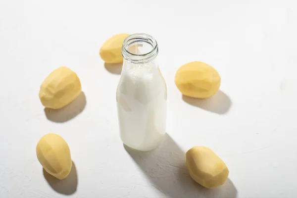 Aardappelmelk Concept Fles Met Aardappelmelk Een Witte Achtergrond Een Alternatief — Stockfoto