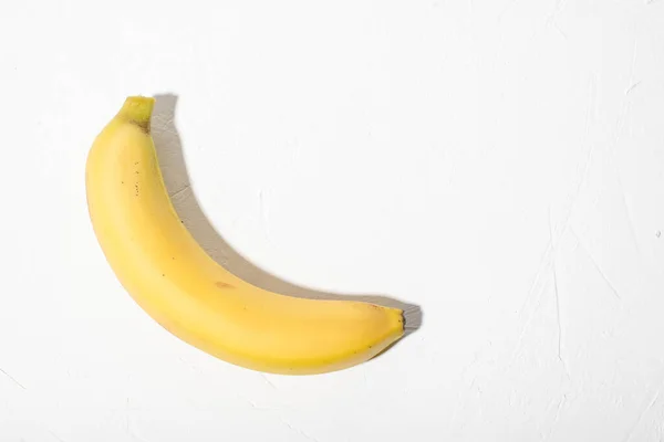 Банана Білому Тлі Цілий Неочищений Природний Банан — стокове фото