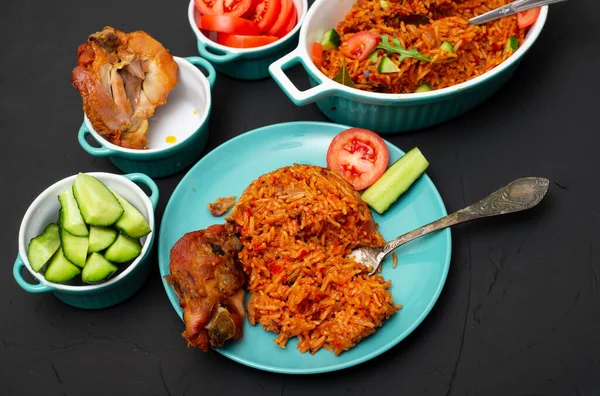 Jollof Arroz Com Carne Frango Prato Arroz Com Tomates Cebolas — Fotografia de Stock