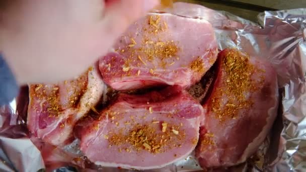 Syrové Masové Steaky Fólii Vepřové Maso Posypané Kořením Vaření Bez — Stock video