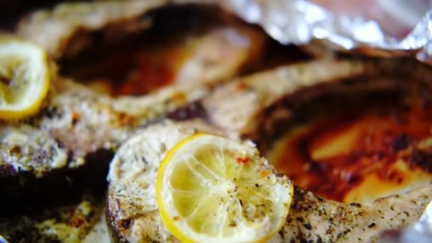 焼き魚銀鯉ステーキ レモンとスパイスでホイルでオーブンで調理された魚の作品 — ストック動画