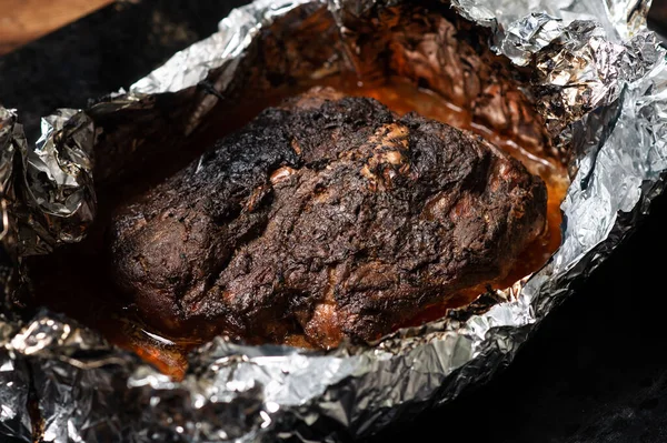 Pedaço Carne Assada Forno Papel Alumínio Cozinha Caseira — Fotografia de Stock