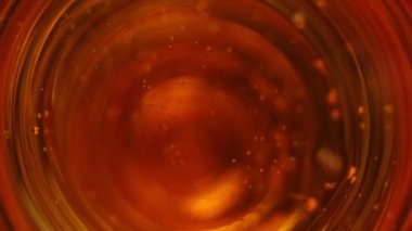 Camın yüzeyinde şampanya köpükleri var. Kapatın.