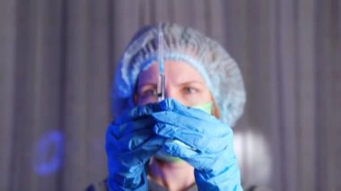 Aşı konsepti. Kadın bir doktor elinde aşı olan bir şırınga tutuyor..