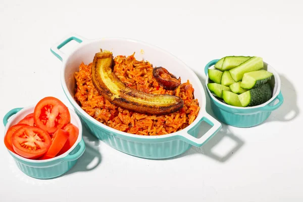 Jollof Arroz Con Plátano Frito Verduras Frescas Tomate Pepino Fondo —  Fotos de Stock