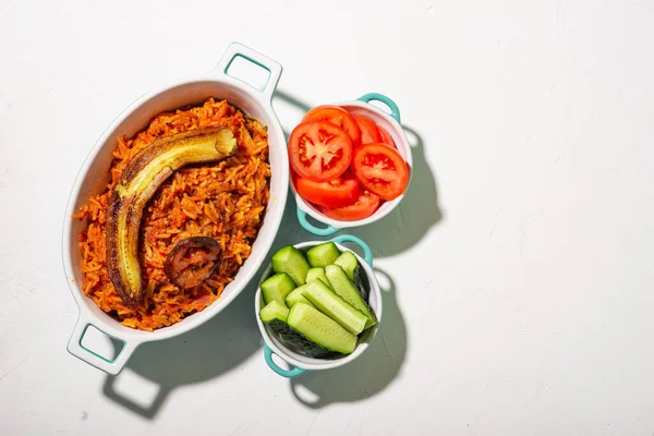 Jollof Arroz Com Banana Frita Legumes Frescos Tomate Pepino Fundo — Fotografia de Stock