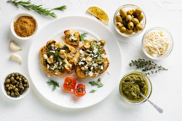 Conceito Comida Vegetariana Bife Couve Flor Com Especiarias Molho Chimichurri — Fotografia de Stock