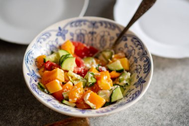 Salatalık ve ekşi kremalı domates salatası..