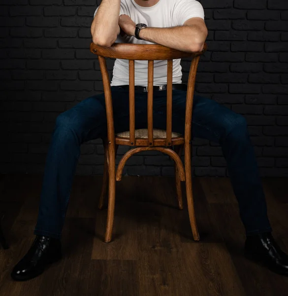 Ein Unkenntlich Gemachter Mann Weißem Shirt Mit Armbanduhr Sitzt Auf — Stockfoto