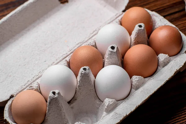 Ovos Frango Uma Bandeja Marrom Branco — Fotografia de Stock