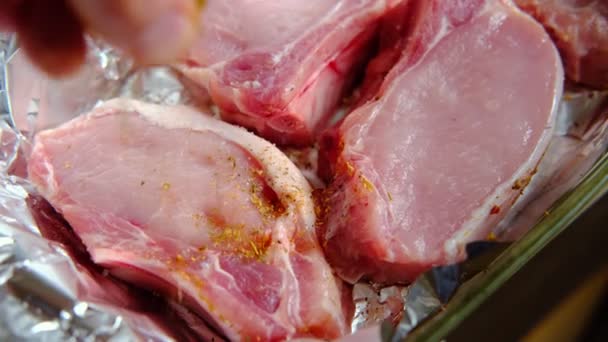 Steaks Viande Crue Sur Papier Aluminium Viande Porc Saupoudrée Épices — Video