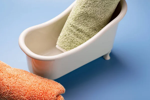 Pusta Kąpiel Ręcznikami Niebieskim Tle Koncepcja Czystości Higieny — Zdjęcie stockowe