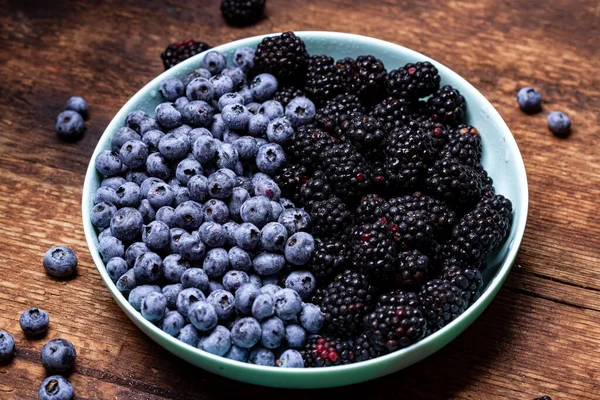 Blåbär Och Björnbär Tallrik Mörk Träbakgrund Frukt Bär Bakgrund — Stockfoto