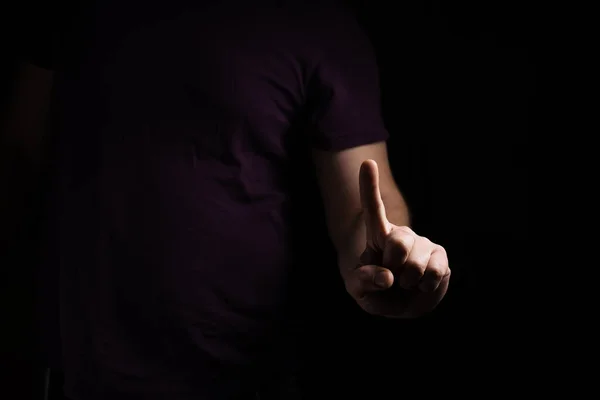 Ein Mann Shirt Hält Vor Dunklem Hintergrund Den Zeigefinger Die — Stockfoto