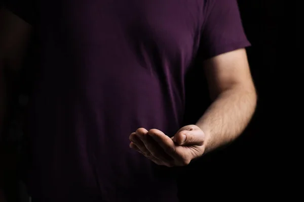 Leere Männliche Hand Handfläche Nach Oben Auf Schwarzem Hintergrund Geben — Stockfoto