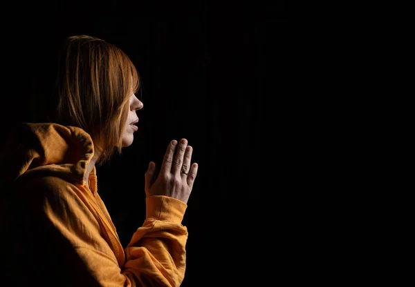 Жінка Молиться Складеними Долонями Чорному Тлі Місце Вашого Тексту — стокове фото