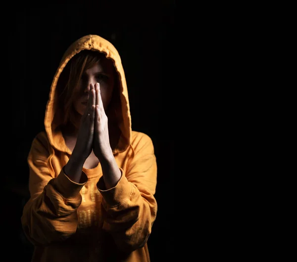 Женщина Капюшоном Голове Молится Черном Фоне Вид Спереди — стоковое фото