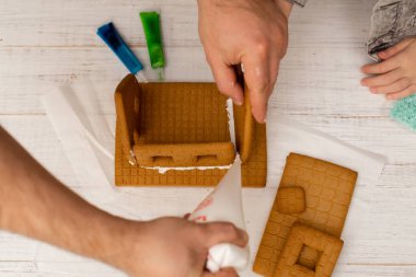 Baba ve oğul zencefilli kurabiye yapıyorlar. Noel için hazırlanılıyor.