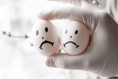 Üroloji konsepti. Erkek problemleri, kısırlık, düşük testosteron. Hüzünlü ifadeli tavuk yumurtaları..