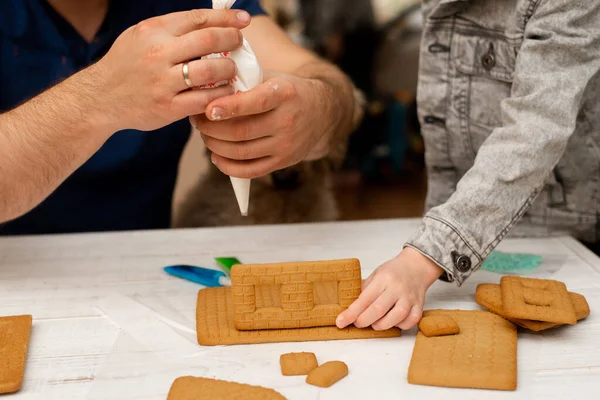 Papa Und Sohn Basteln Ein Lebkuchenhaus Vorbereitung Auf Weihnachten — Stockfoto