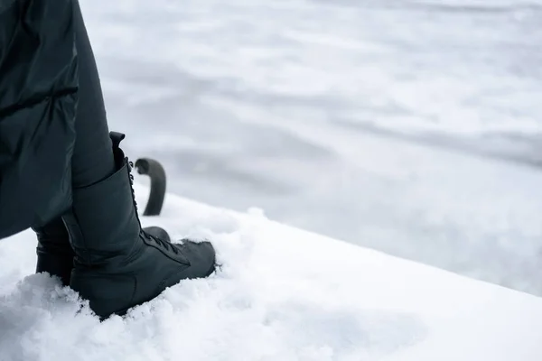 Черные Женские Высокие Сапоги Снегу — стоковое фото
