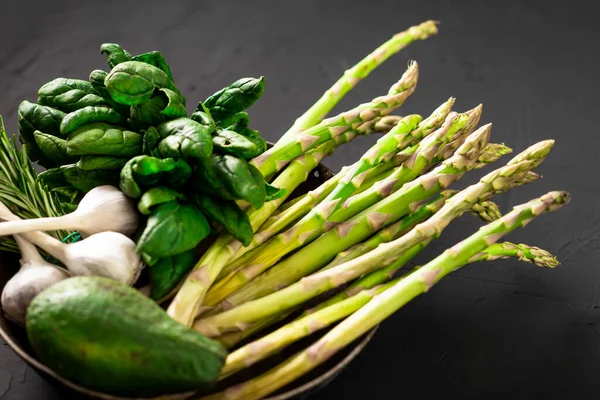 Várias Verduras Verdes Contexto Escuro Espargos Espinafres Abacate Alho Conceito — Fotografia de Stock