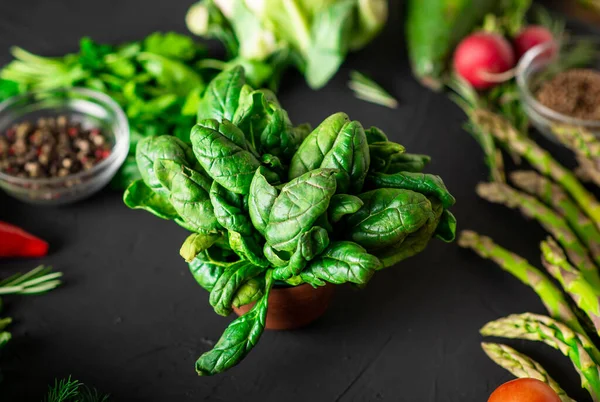 Bando Espinafres Várias Verduras Fundo Borrão Conceito Comida Saudável Vegetariana — Fotografia de Stock