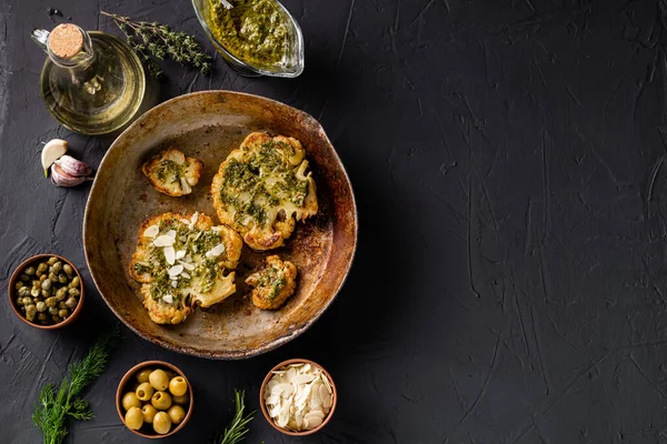 Bife Couve Flor Com Especiarias Molho Chimichurri Flocos Amêndoa Alcaparras — Fotografia de Stock