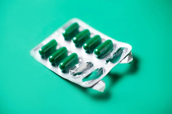 Začalo Balení Tablet Zelenými Tobolkami Zelené Pozadí Probiotika Pojetí Vitamínů — Stock fotografie