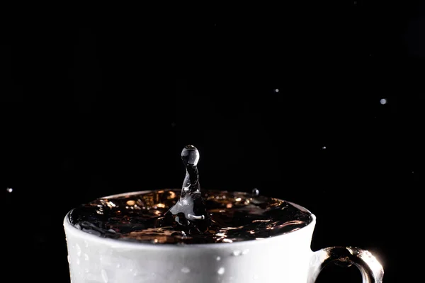 Copa Con Una Gota Agua Cayendo Cerca Sobre Fondo Negro — Foto de Stock