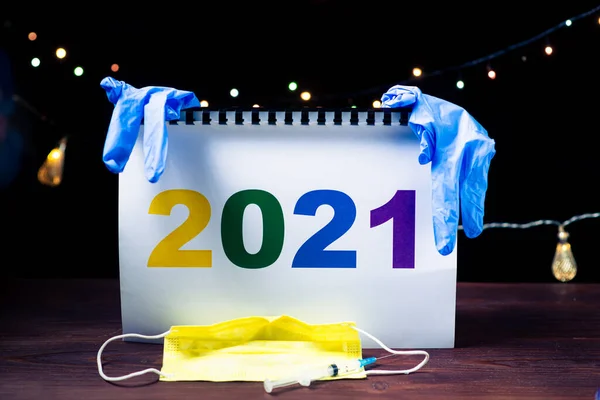 2021 Медицинская Концепция Номера Листе Бумаги Медицинской Маской Перчатки Фоне — стоковое фото