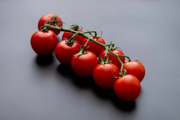 Ντομάτες Και Δενδρολίβανο Μαύρο Φόντο Φρέσκο Κλαδί Ντομάτας Χορτοφαγικά Τρόφιμα — Φωτογραφία Αρχείου