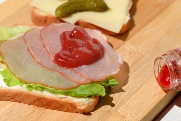Pirítóst Sonkával Egy Levél Zöld Salátát Töltött Ketchup Egy Háttér — Stock Fotó