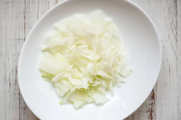Beyaz Bir Tabakta Dilimlenmiş Soğan Yemek Pişirmek Için Malzemelerin Hazırlanması — Stok fotoğraf