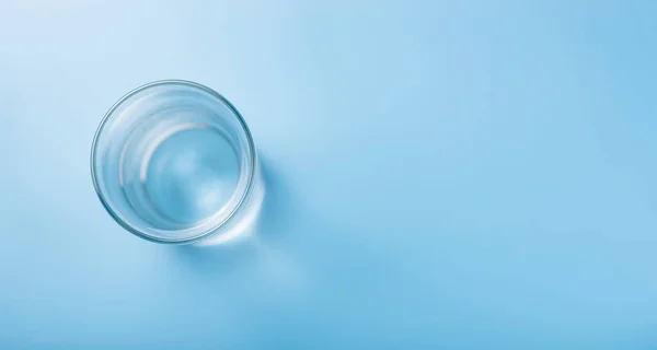 Glas Rent Kallt Vatten Blå Bakgrund — Stockfoto